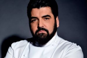 Chi è Chef Antonino Cannavacciuolo: ristorante, stelle Michelin, piatti famosi e vita privata